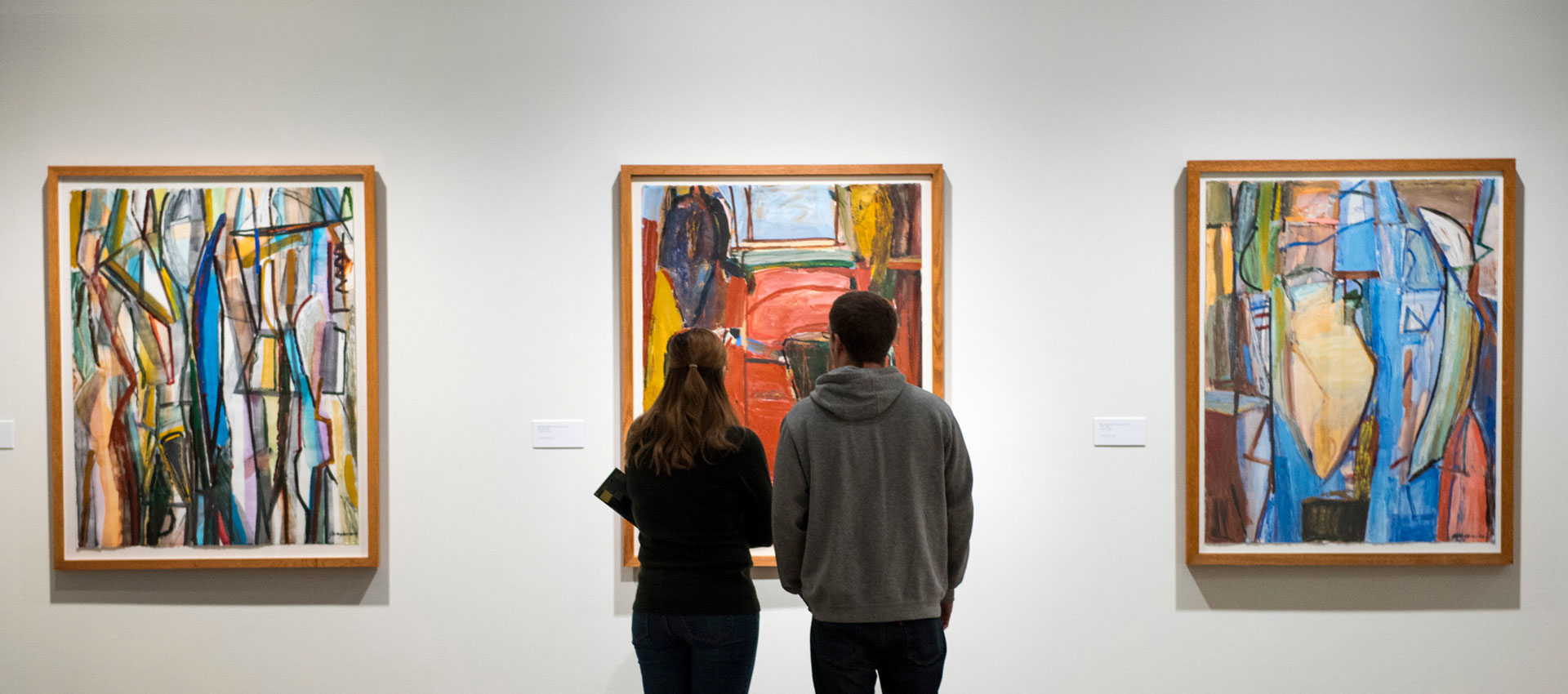 Virtual art gallery experience — people